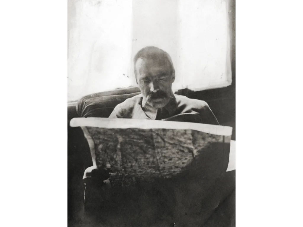 Józef Piłsudski nad mapą w okresie bitwy warszawskiej